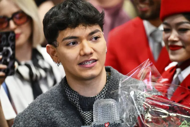 المغني النمساوي جيه جيه الفائز في نسخة العام الحالي من مسابقة «يوروفيجن» (أ.ب)