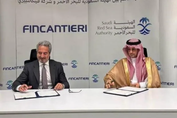 الرئيسان التنفيذيّان لـ«الهيئة السعودية للبحر الأحمر» محمد آل ناصر ولـ«فينكانتييري» بييرروبرتو فولغيرو (الشرق الأوسط)