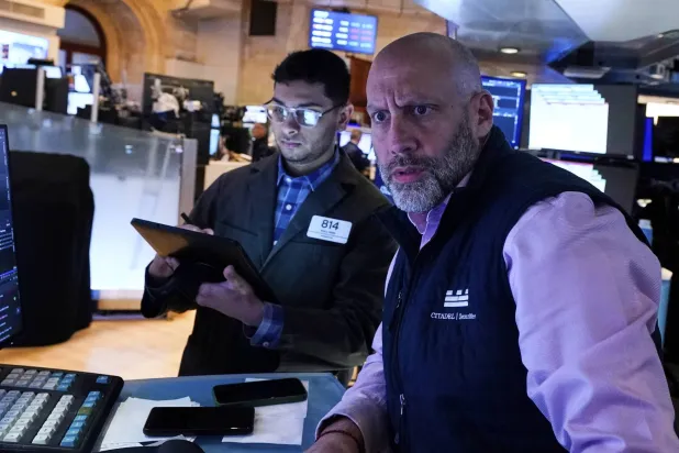 متداولون يعملون في بورصة نيويورك (أ.ب)