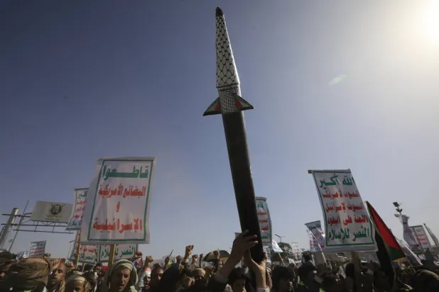 أحد أنصار الحوثيين يحمل صاروخاً وهمياً خلال احتجاج مناهض للولايات المتحدة وإسرائيل بصنعاء 16 مايو 2025 (إ.ب.أ)