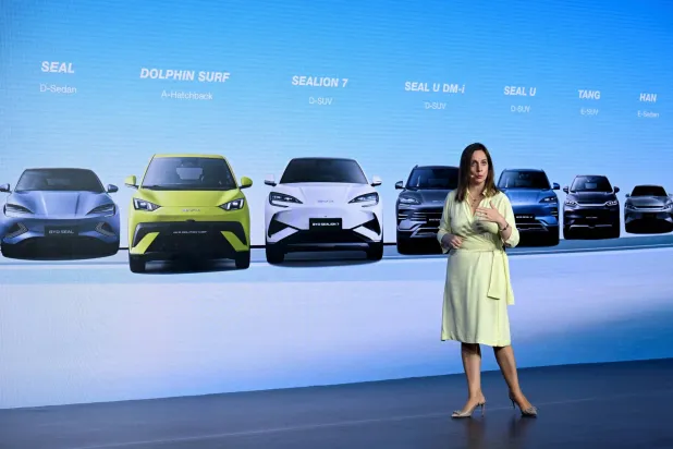 ماريا غرازيا دافينو المسؤولة الإقليمية في أوروبا لشركة «بي واي دي» تتحدث عن سيارتها الجديدة «دولفين» في معرض بالعاصمة الألمانية برلين (رويترز)