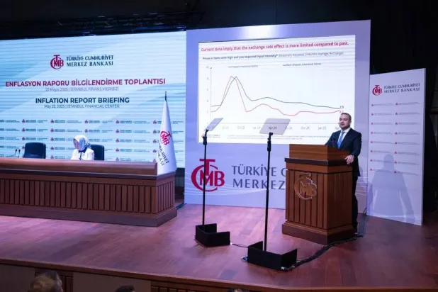 رئيس البنك المركزي التركي فاتح كاراهان خلال استعراض التقرير الفصلي الثاني للتضخم للعام الحالي في مؤتمر صحافي الخميس (إعلام تركي)