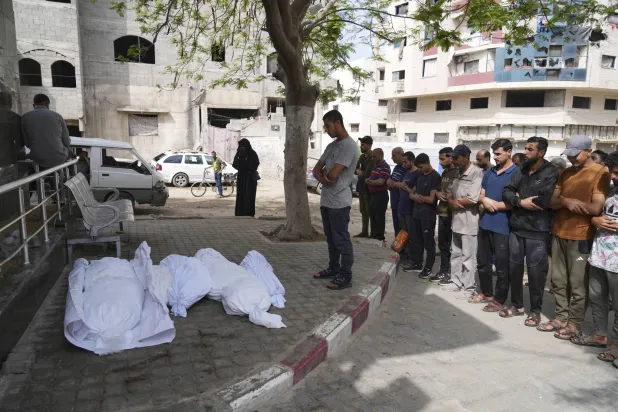 فلسطينيون يصلّون على جثامين ضحايا غارة للجيش الإسرائيلي بمدينة غزة (أ.ب)