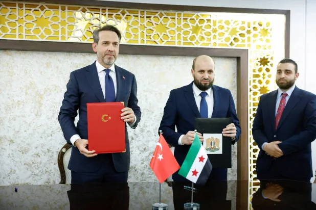 وزيرا الطاقة التركي والسوري وقّعا اتفاقية تعاون بين البلدين (حساب الوزير التركي- إكس)