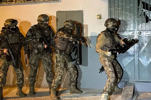 قوات مكافحة الإرهاب التركية في أثناء مداهمة أحد المنازل التي تؤوي عناصر من داعش (الداخلية التركية)