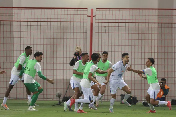 احتفالية باتنا ولاعبي الفتح بهدف اللقاء الوحيد (تصوير: عدنان مهدلي)