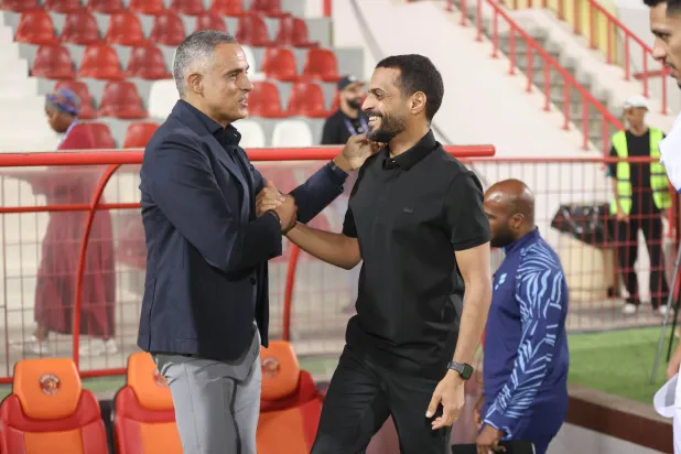 غوميز في تحية لخالد العطوي مدرب ضمك قبل بداية اللقاء (تصوير: عدنان مهدلي)
