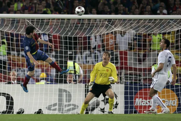 ارتقاء ميسي أمام مرمى اليونايتد في دوري أبطال أوروبا 2009 (أ.ب)