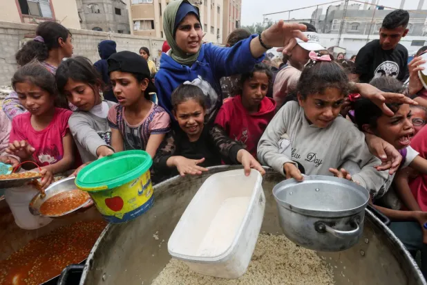 İsrail'in 6 haftadır tüm tedariği kesmesi Gazzelileri açlıkla tehdit ediyor. (Reuters)
