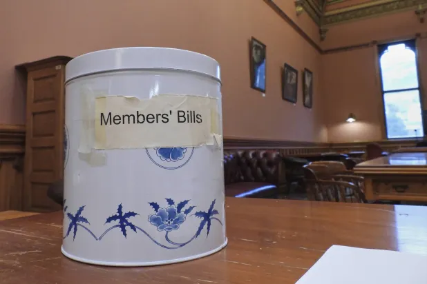 علبة البسكويت القديمة المزخرفة التي تم شراؤها من متجر في أوائل التسعينات لسحب مشروعات القوانين من المُشرِّعين ولا تزال قيد الاستخدام في البرلمان في ويلينغتون بنيوزيلندا... 22 مايو 2025 (أ.ب)