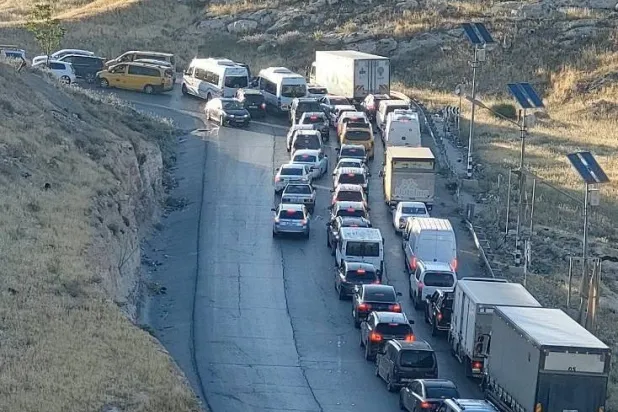 Photos shared by Palestinians show gridlock at Container checkpoint near Bethlehem (social media, group chats)  