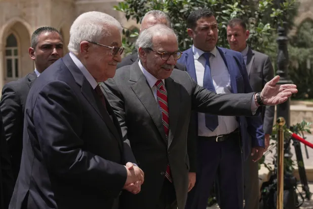 رئيس الوزراء اللبناني نواف سلام (يمين) يستقبل الرئيس الفلسطيني محمود عباس قبل لقائهما بالسراي الحكومي في بيروت (أ.ب)