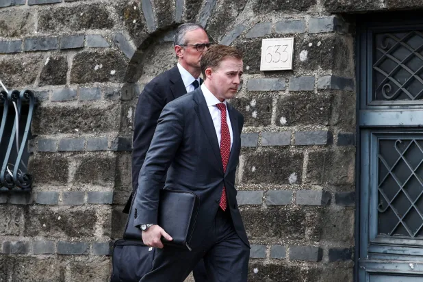 مسؤول السياسات في وزارة الخارجية مايكل أنطون (خلف) الذي يتولى الجوانب الفنية يصل إلى السفارة العُمانية حيث تجري الجولة الخامسة من المحادثات الأميركية - الإيرانية في روما الجمعة (رويترز)