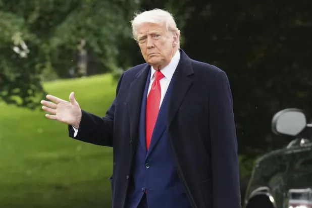 ترمب يغادر البيت الأبيض لحضور عشاء خاص بالعملات المشفرة في ناديه للغولف بواشنطن (أ.ب)