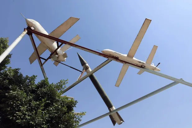 عرض لصواريخ وطائرات مسيَّرة وهمية من صنع الحوثيين في ساحة بصنعاء... 22 مايو 2025 (إ.ب.أ)