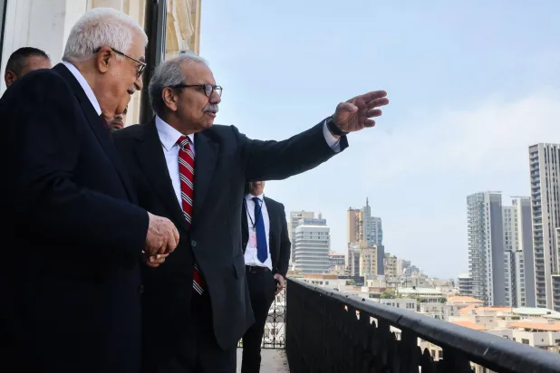 الرئيسان عباس وسلام في شرفة القصر الحكومة يلقيان نظرة على وسط بيروت (أ.ف.ب)