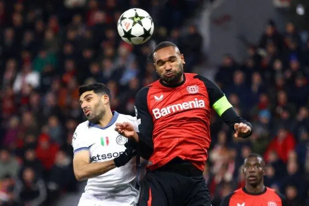 جوناثان تاه (يمين) يقترب من الانتقال لبايرن ميونيخ (رويترز)