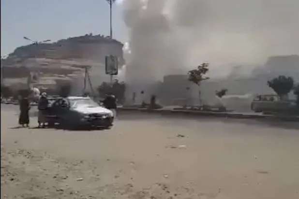 سكان نازحون يراقبون مشاهد الانفجارات وأعمدة الدخان (فيسبوك)