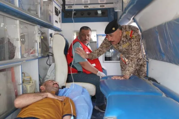 قائد القوة البرية خلال زيارته أحد الطلاب المصابين (إعلام وزارة الدفاع)