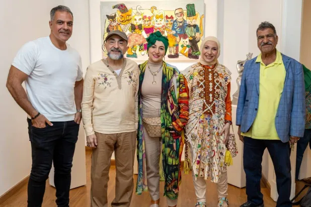 عبد الناصر مع ابنتيه ريم وندى والفنان محمد عبلة وهاني ياسين مدير الغاليري (الشرق الأوسط)