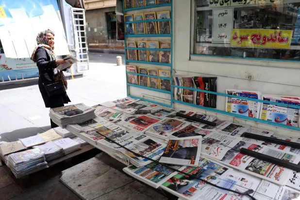 إيرانية تتابع الصحف في طهران خلال اليوم التالي لانتهاء الجولة الخامسة من المفاوضات النووية (إ.ب.أ)