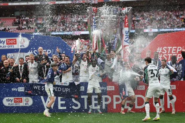 لاعبو سندرلاند يحتفلون بكأس نهائي ملحق الصعود الإنجليزي (رويترز)