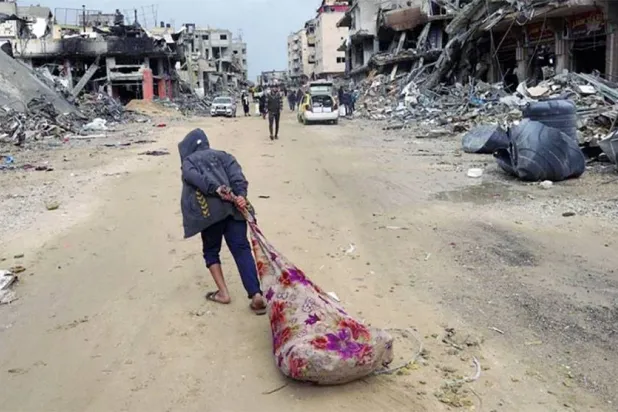 شخص يجر ممتلكاته في شوارع مدينة خانيونس جنوب قطاع غزة