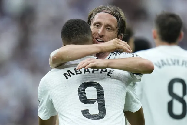 مبابي يحتضن مودريتش في نهاية المباراة (أ.ب)