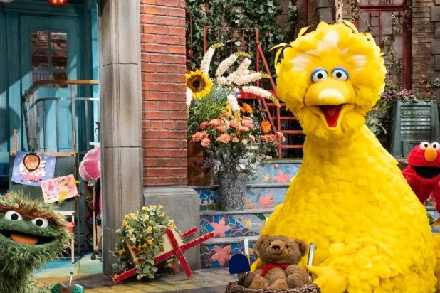 عمل مؤسسا «عالم سمسم» لويد موريسيت وجوان جانز كوني مع مبتكر الدمى المتحركة جيم هنسون لابتكار شخصيات مثل «بيغ بيرد» (صفحة برنامج «عالم سمسم» عبر «فيسبوك»)