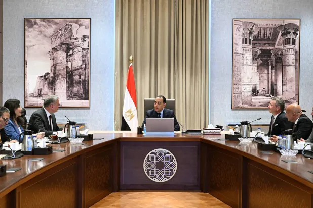 رئيس الوزراء المصري خلال لقائه وفداً من شركة «إكسون موبيل» في القاهرة (رئاسة مجلس الوزراء)