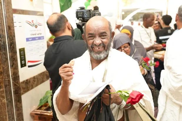 أحد الحجاج السودانيين يبدي سعادته بوصوله إلى مقر سكنه في مكة (بعثة الحج السودانية)