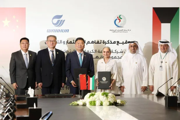 لقطة جماعية للوفدين الكويتي والصيني بعد توقيع مذكرة التفاهم (كونا)