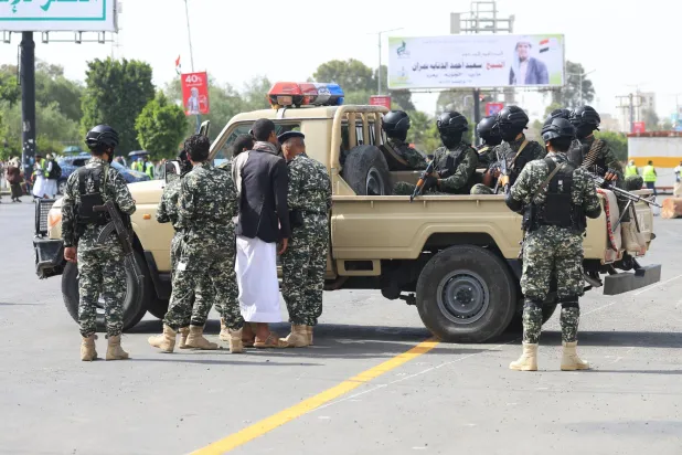 عناصر من الحوثيين خلال دورية في العاصمة صنعاء (إ.ب.أ)