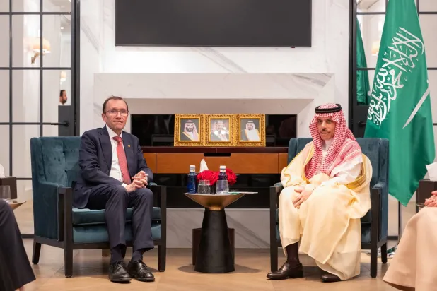 الأمير فيصل بن فرحان خلال لقائه الوزير إسبن إيدي في العاصمة الإسبانية مدريد (الخارجية السعودية)