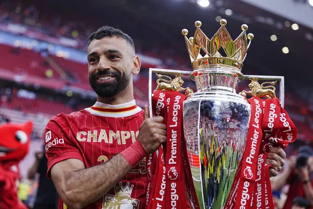 صلاح محتفلا بلقب الدوري الإنجليزي مع ليفربول (د.ب.أ)