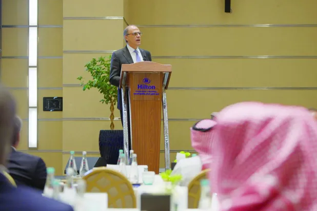 
مدير إدارة الشرق الأوسط وآسيا الوسطى د.جهاد أزعور متحدثاً خلال جلسة نقاش في الرياض (تصوير: تركي العقيلي)