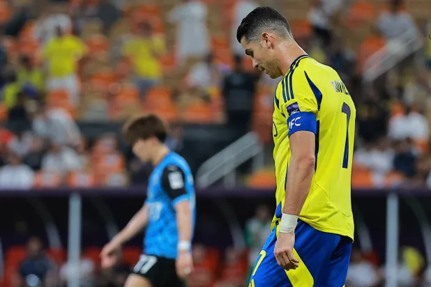 عشاق رونالدو مازالوا يترقبون مصيره (رويترز)