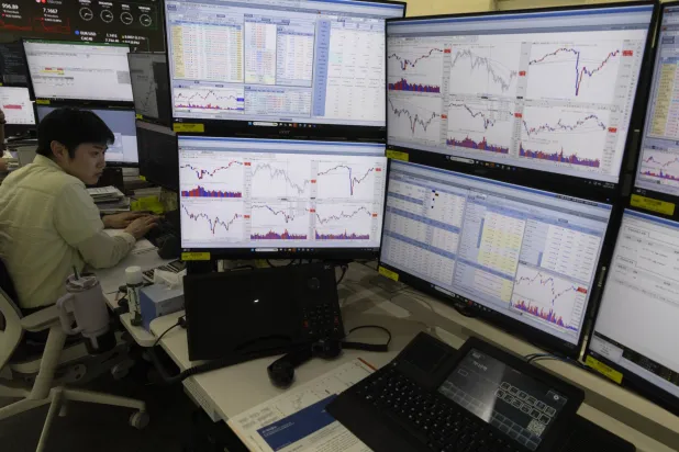يتابع أحد المتداولين بكوريا الجنوبية الشاشات داخل بنك «هانا» في سيول (إ.ب.أ)