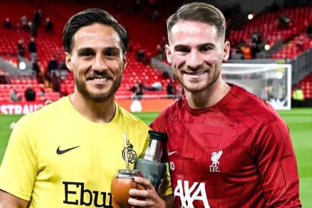 حقق الشقيقان الأرجنتينيان ماك أليستر إنجازاً عائلياً برفع كأس الدوري في نفس اليوم في بلدين مختلفين (رويترز)