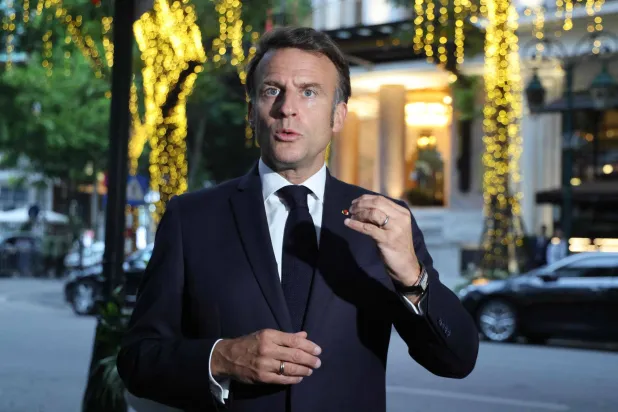 ماكرون يدلي ببيان صحافي قرب فندق متروبول قبيل مأدبة عشاء رسمية في هانوي... 26 مايو 2025 (أ.ف.ب)