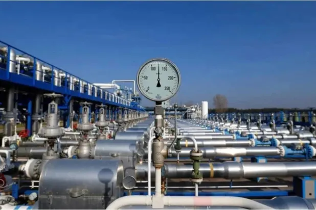 مؤشر لقياس ضغط الغاز في الأنابيب بمنشأة للغاز بالمجر (رويترز)