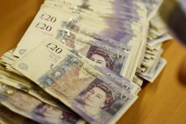 أوراق نقدية من فئة الجنيه الإسترليني (رويترز)