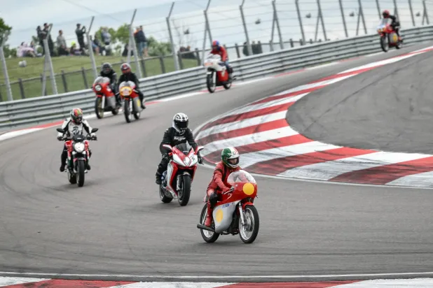 يتجمع كل عام نحو 30 ألفاً من عشاق الدراجات النارية القديمة خلال عطلة نهاية الأسبوع في فرنسا (أ.ف.ب)