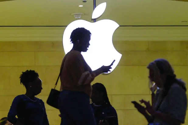 يتوقع أن تمثل سلسلة «iPhone 17» خطوة طموحة جديدة من «أبل» تجمع بين التصميم النحيف والذكي والأداء القوي (رويترز)