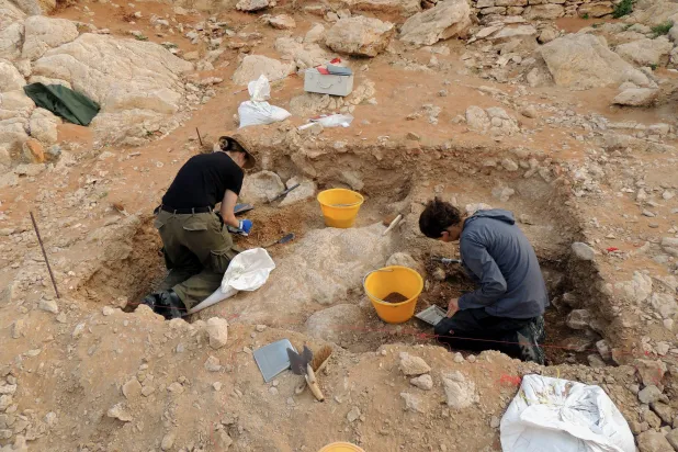 باحثون وعلماء خلال أعمال التنقيب والزيارات الميدانية إلى موقع الفاية لاستكشاف إرثه الأثري (الشرق الأوسط)