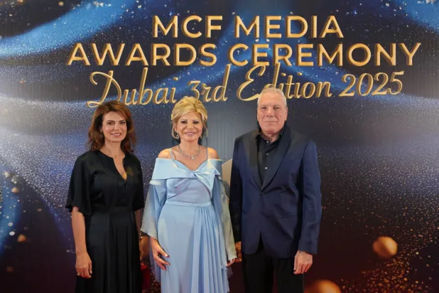 الإعلامي علي جابر وزوجته تمارا تتوسطهما الوزيرة السابقة مي شدياق مؤسسة ومديرة «MCF» 