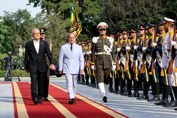 الرئيس الإيراني مسعود بزشكيان يستقبل رئيس الوزراء الباكستاني شهباز شريف بمراسم رسمية في قصر سعد آباد شمال طهران (الرئاسة الإيرانية)