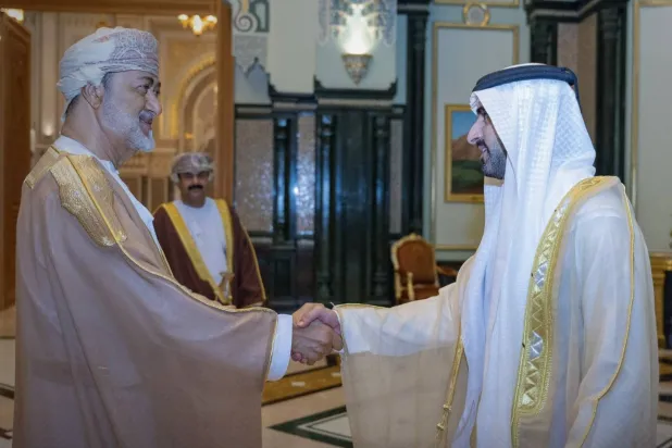 السلطان هيثم بن طارق والشيخ حمدان بن محمد خلال اللقاء في مسقط الاثنين (وام)