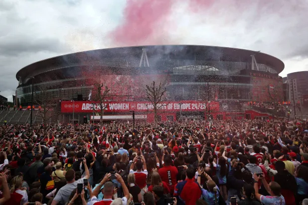 احتفالات ضخمة من جماهير آرسنال بلقب دوري أبطال أوروبا للسيدات (إ.ب.أ) 