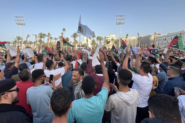 ليبيون يتظاهرون للمطالبة باستقالة «حكومة الوحدة الوطنية» في طرابلس بليبيا 23 مايو 2025 (إ.ب.أ)